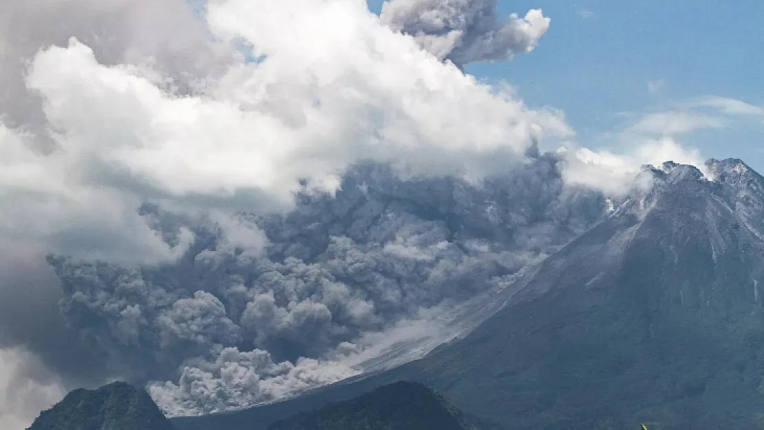 Endonezya'da Merapi Yanardağı patladı