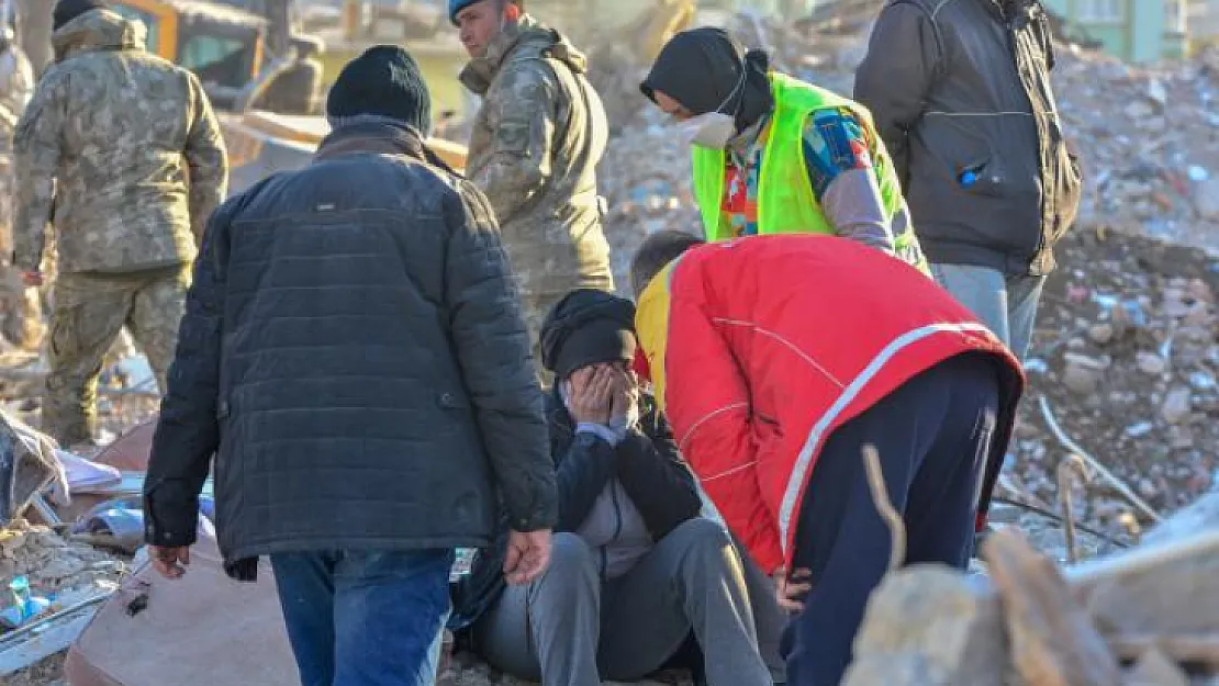 Enkaz başında yürek yakan manzara! Cenazeleri vesikalık fotoğrafla teşhis ediyorlar