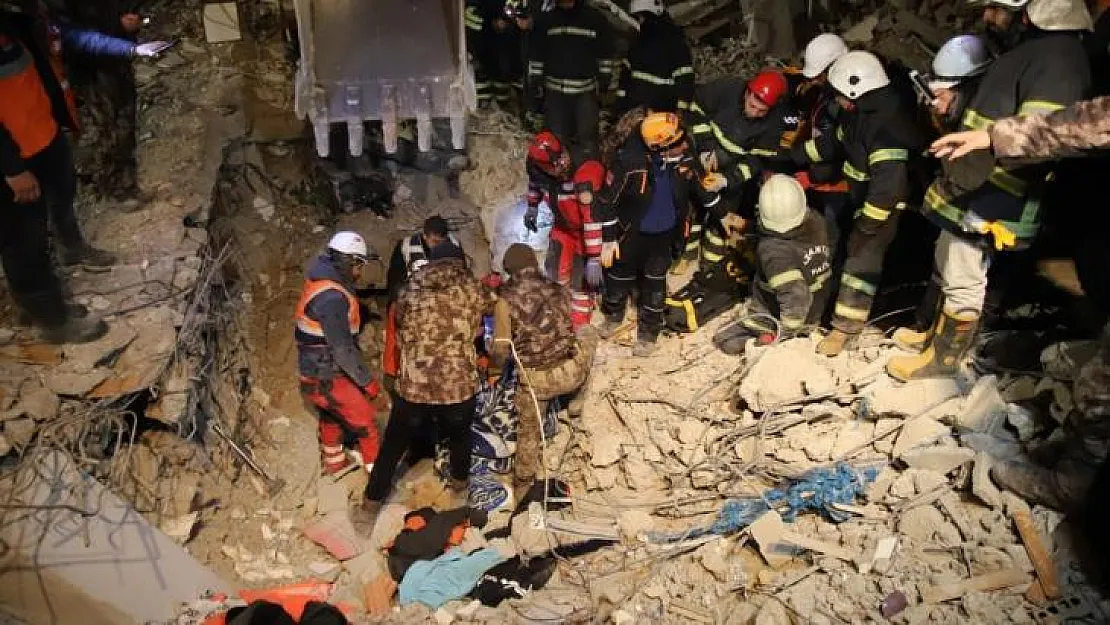 Enkazda 96 saat sonra çıkarılan ve idrarını içerek hayatta kalan Adnan Muhammed Korkut o anları İHA'ya anlattı