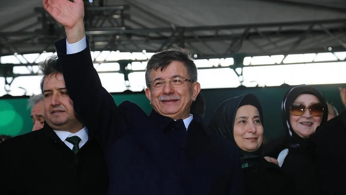 Davutoğlu: Kendi oğlunu diğer vatan evlatlarından ayıran biri devlet adamı olamaz