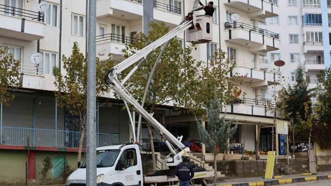 Ergani'de aydınlatma direkleri onarıma alındı