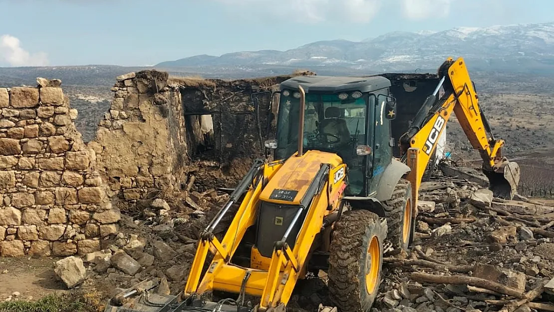 Eruh Bilgili Köyü'nde Ağır Hasarlı Konutun Yıkımı Gerçekleştirildi