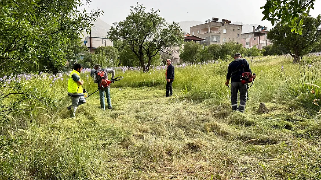 Eruh'ta Kurban Bayramı Öncesi Mezarlık Temizliği Ve Çevre Düzenlemesi Yapıldı