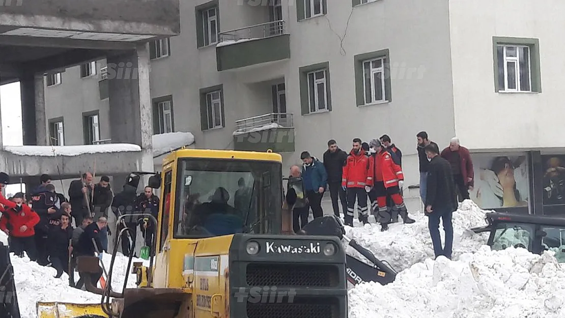 Bitlis'te yolda yürüyenlerin üstüne kar kütlesi düştü 3 kişi yaralandı