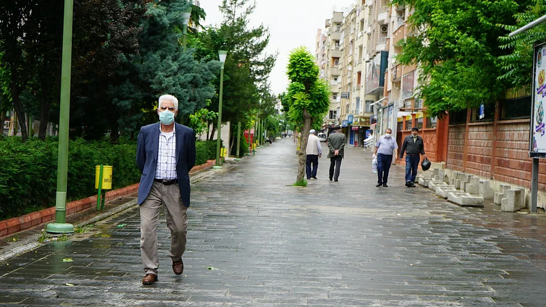 Siirt'te 65 yaş ve üstü vatandaşlar bayramın birinci günü sokaklara döküldüler