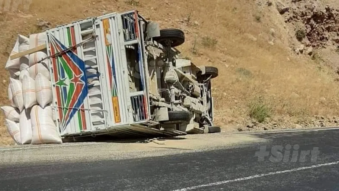 Saman yüklü kamyon devrildi: 1 yaralı