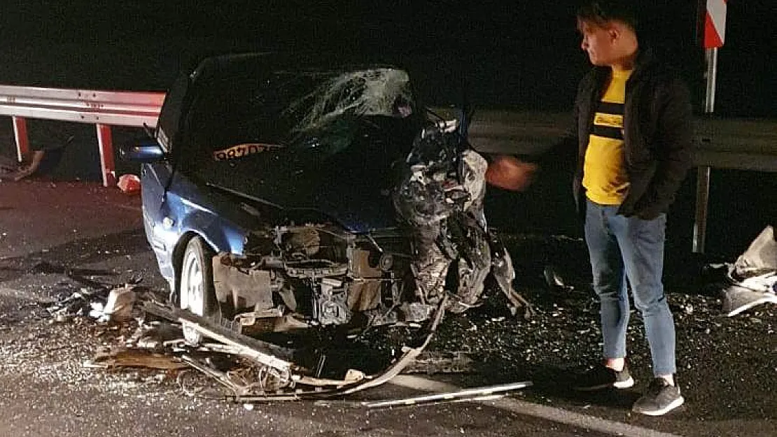 Başur Köprüsünde 2 Araç Kafa Kafaya Çarpıştı: 2 Yaralı