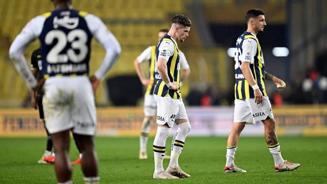 Fenerbahçe'de iki futbolcu kadro dışı kaldı!