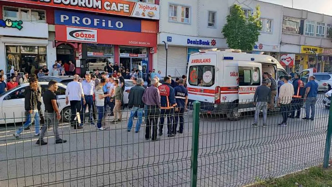 Freni boşalan park halindeki otomobil kaza yaptı: 3 yaralı