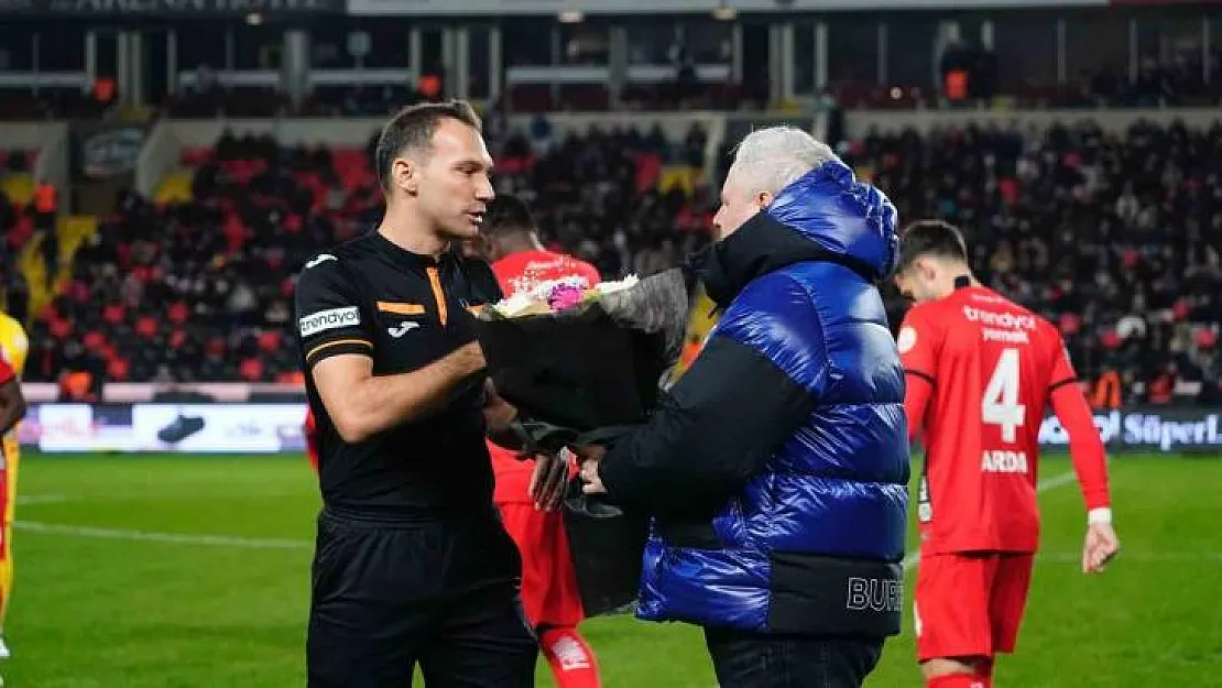 Futbolculardan hakeme saldırıya alkışlı protesto