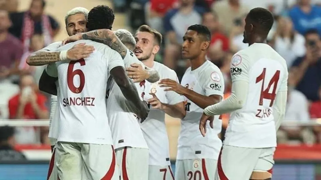 Galatasaray'ın yıldız futbolcusu ilk maçta sakatlandı! 2 Hafta sahalardan uzak kalacak