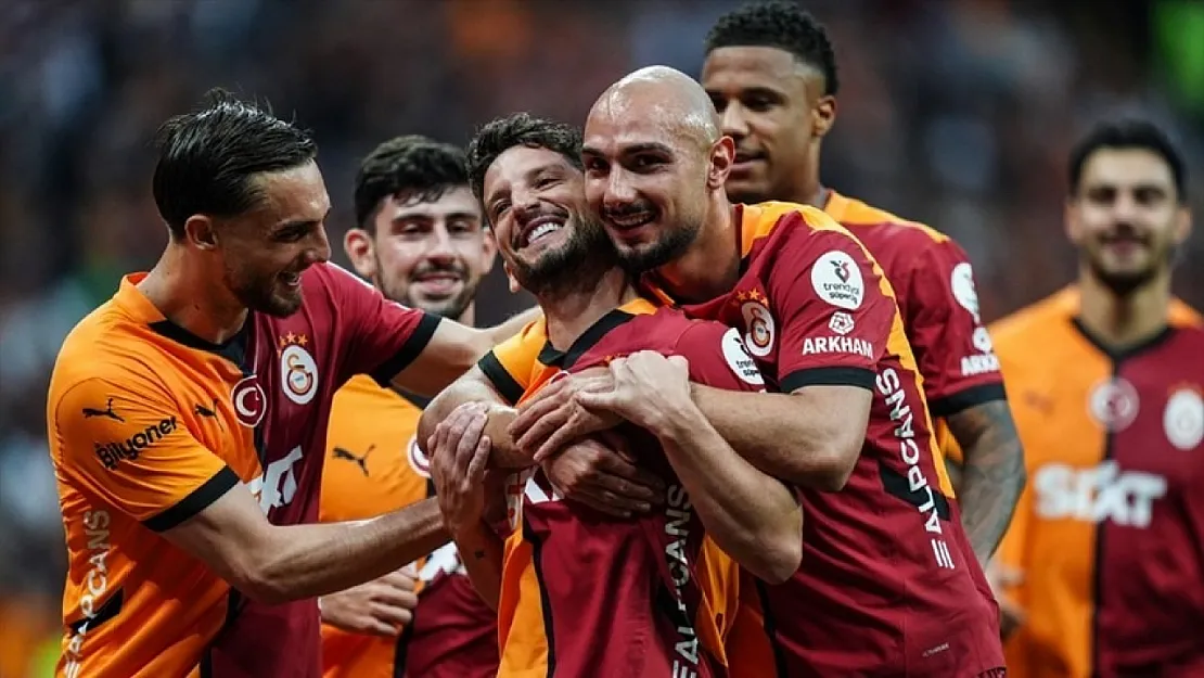 Galatasaray Sezonu Galibiyetle Kapattı: Muslera ve Mertens'ten Veda Gibi Anlar