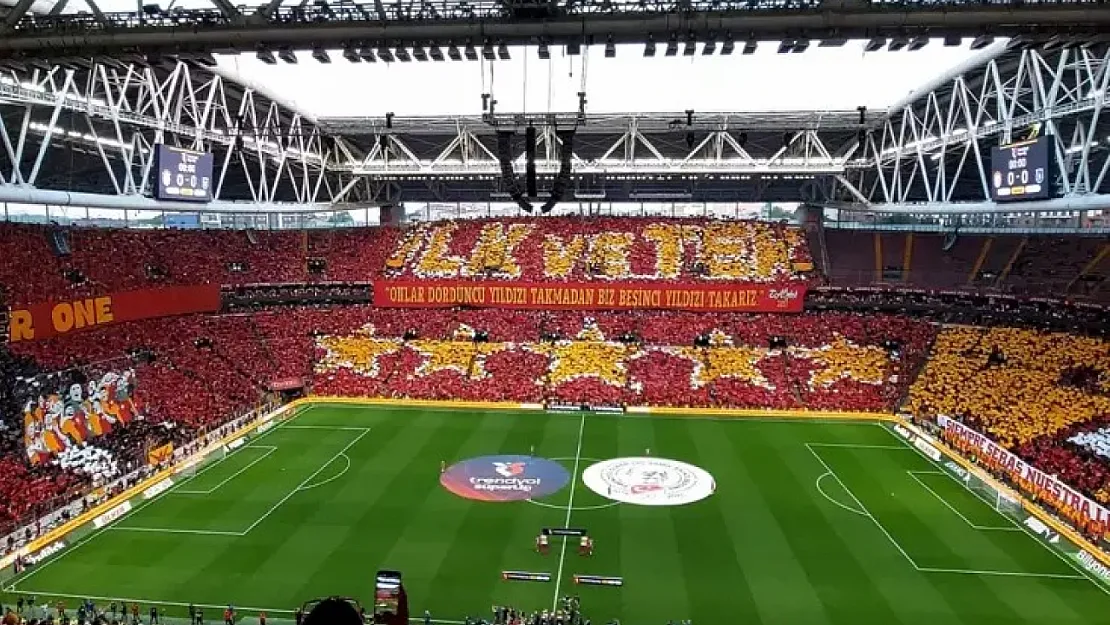 Galatasaray Tribünlerinden Ezeli Rakibe Anlamlı Mesaj
