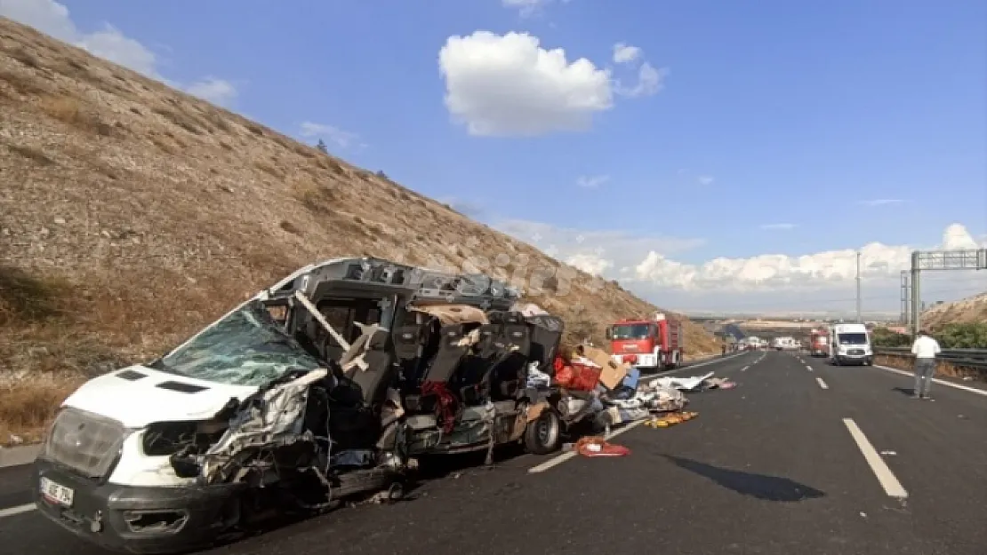 Gaziantep-Şanlıurfa otoyolunda minibüsle kamyon çarpıştı: 5 ölü, 5 yaralı