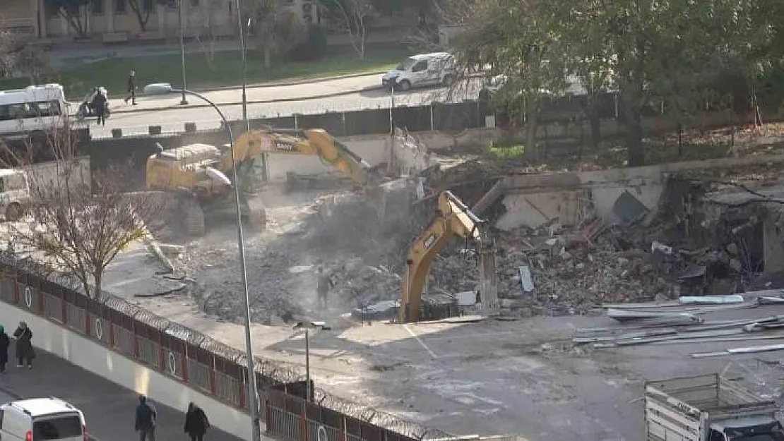 Gaziantep'te depremde ağır hasar alan emniyet ek binasının yıkımına başlandı