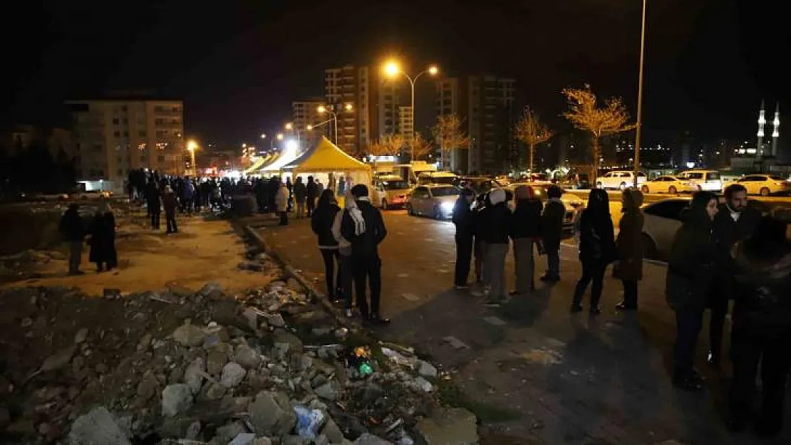 Gaziantep'te depremde hayatını kaybedenler için enkaz alanında Kuran-ı Kerim okutuldu