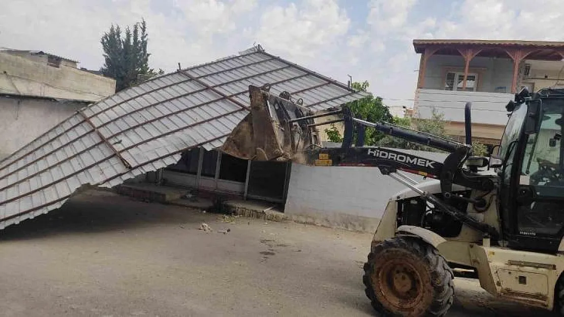 Gaziantep'te etkili olan rüzgar bir evin çatısını uçurdu