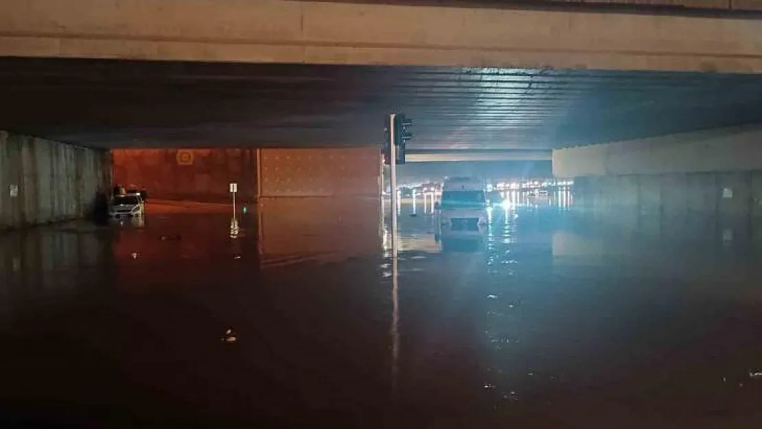 Gaziantep'te sağanak hayatı felç etti