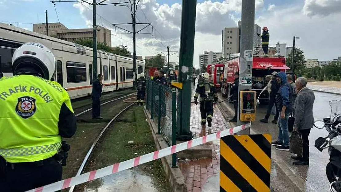 Gaziantep'te tramvayın üzerine yıldırım düştü