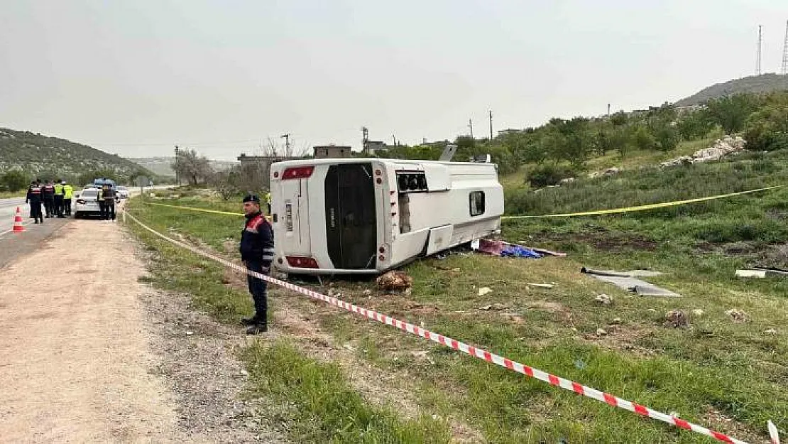 Gaziantep'te yolcu taşıyan midibüs devrildi: 1 ölü, 7 yaralı