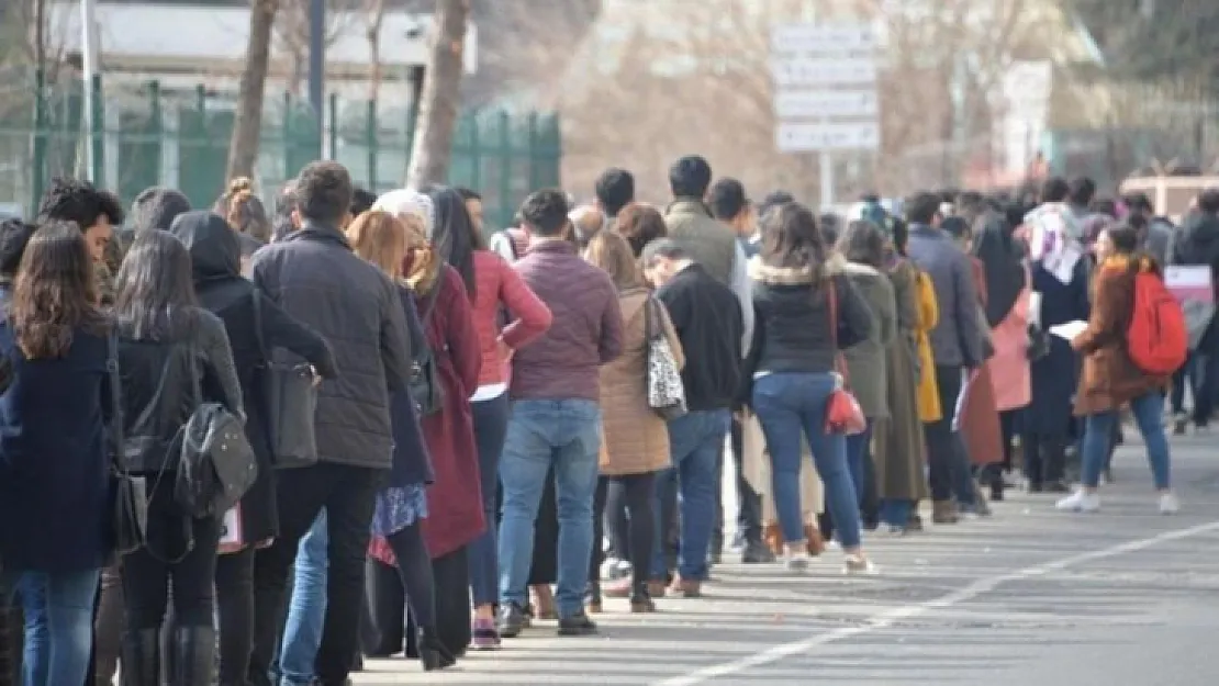 Genç nüfusta işsizlik yüzde 21.9'a yükseldi