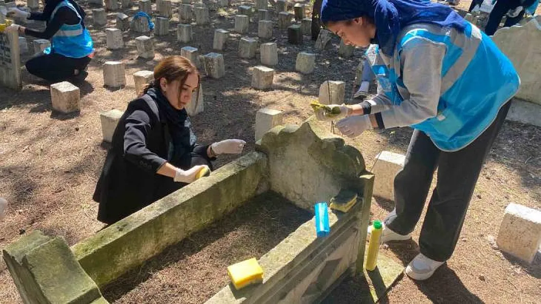 Gençler çocuk mezarlarını titizlikle temizledi