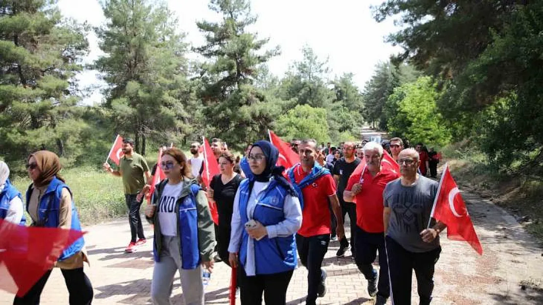 Gençler, ellerindeki Türk bayraklarıyla Ali Dağı'na yürüdü