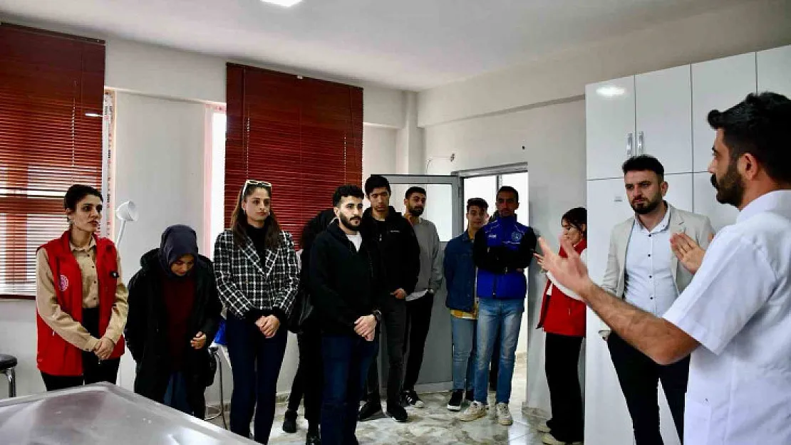 Gençlik merkezi çalışanları ve gönüllüleri hayvan bakımevini ziyaret etti