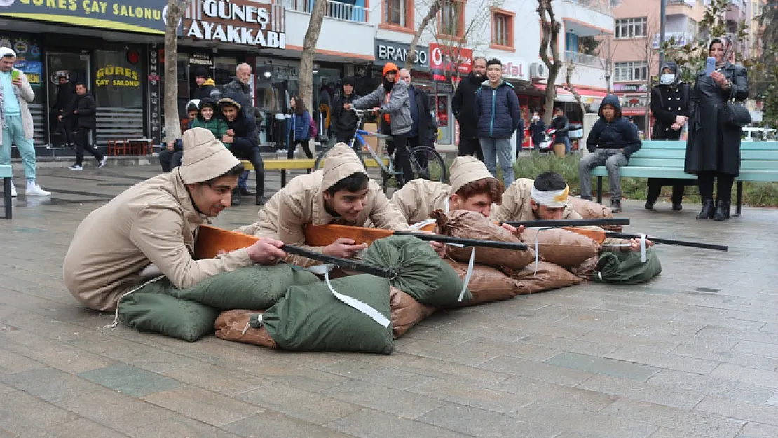 Gençlik Merkezi Öğrencileri Güres Caddesinde Çanakkale Zaferi'ni Canlandırdı