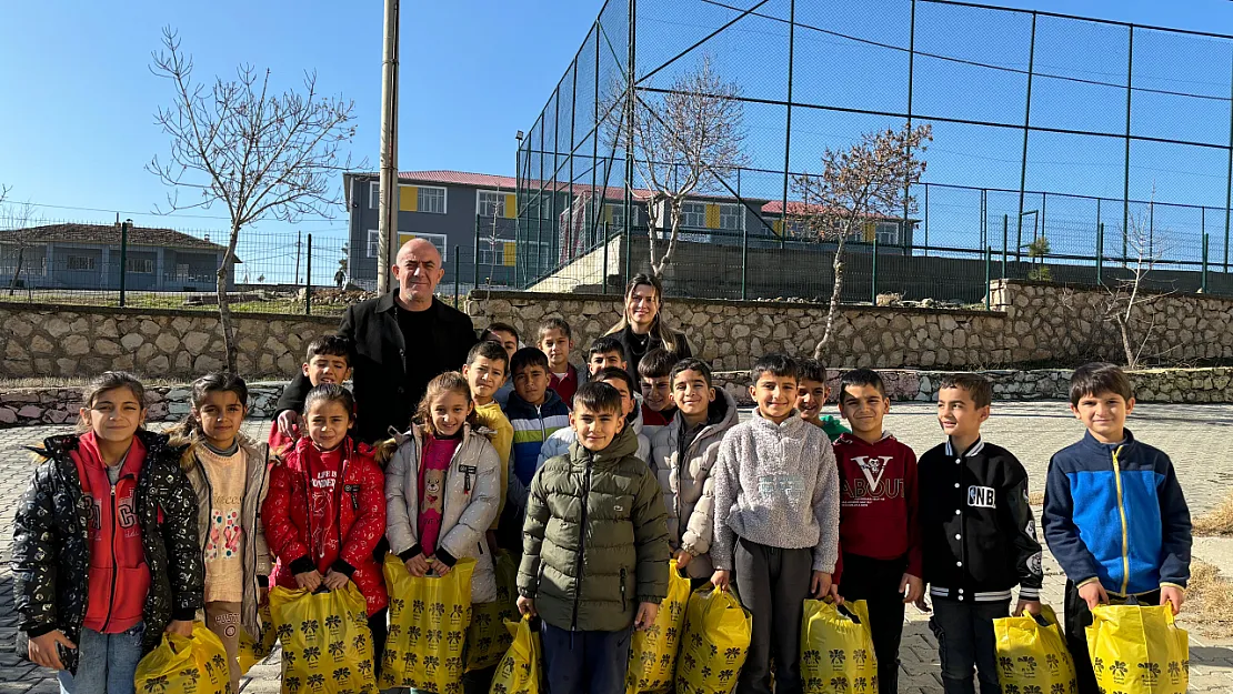 Gökçebağ Belediye Başkanı Ferzent Çiçek'ten 400 Öğrenciye Kışlık Kıyafet ve Ayakkabı Yardımı