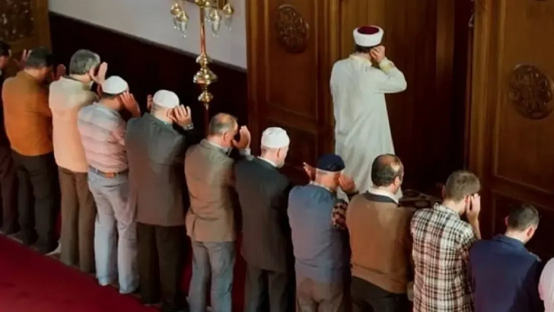 Gönüllü müezzin 'yanlış namaz kıldırdın' diyen kişiyi bıçakladı