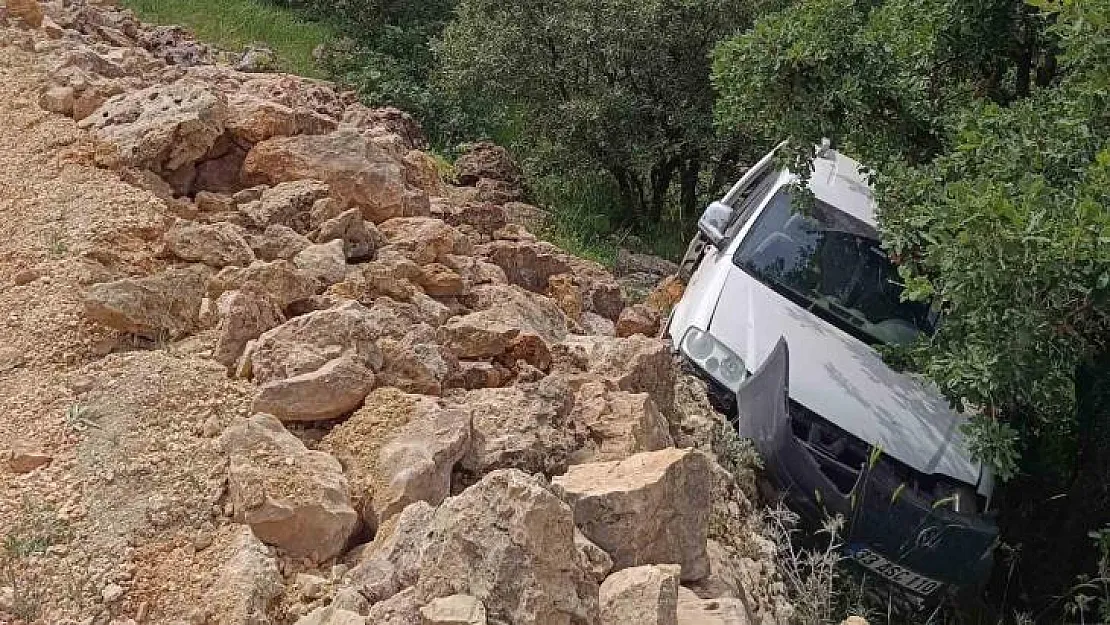 Hafif ticari araç şarampole devrildi: 1 yaralı