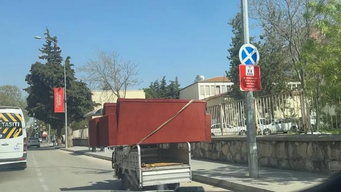 Hafif ticari araca yükledikleri çekyatlarla trafiği tehlikeye attılar