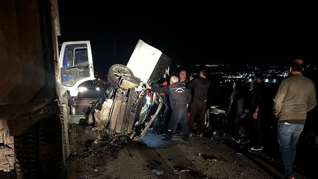 Hafriyat kamyonunun altına giren otomobil hurdaya döndü: 3 yaralı