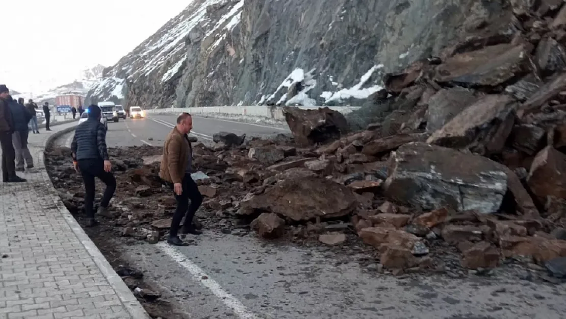 Hakkari-Van karayolunda heyelan