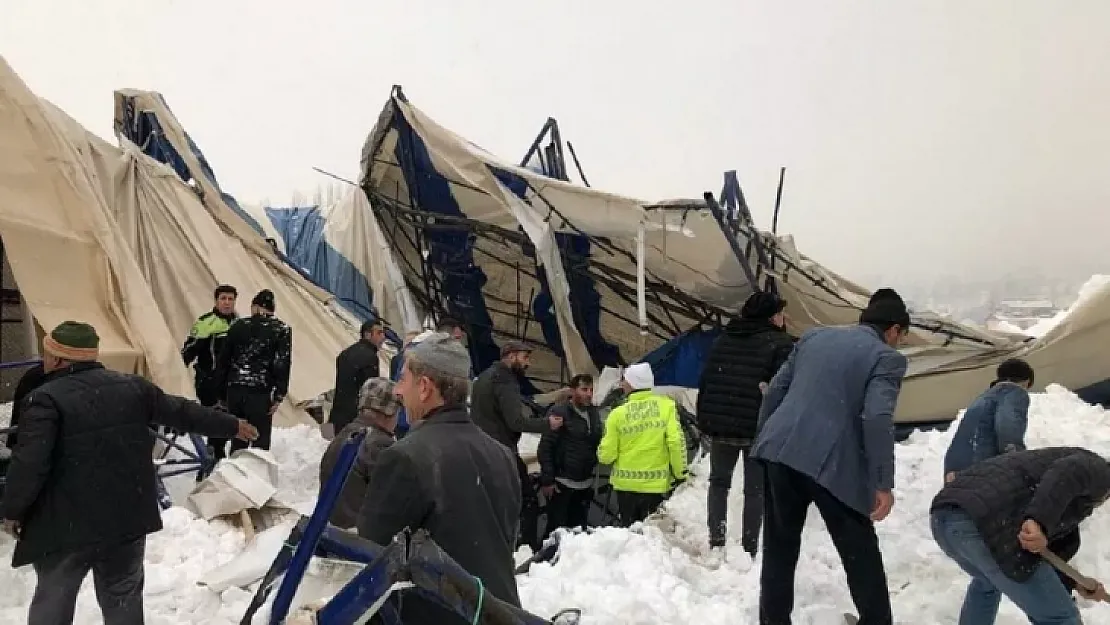 Halı sahanın çatısı çöktü: Kar altında kalan 4 çocuk kurtarıldı