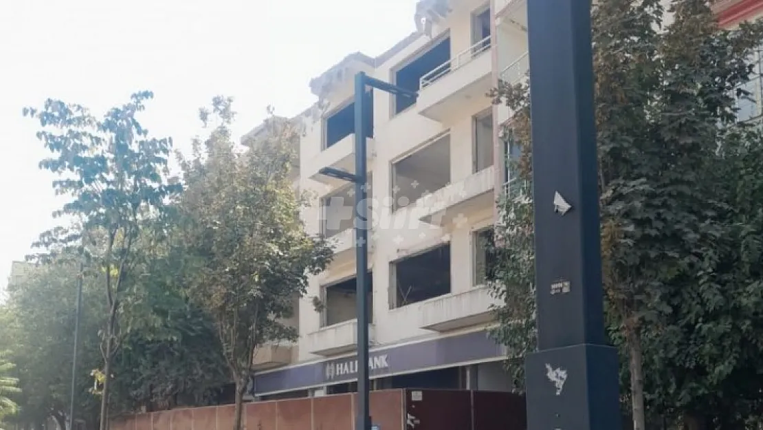 Güres Caddesi Toz Toprak İçinde Kaldı! Apartman Sakinleri Şiddetli 'Deprem Korkusu' Yaşadı