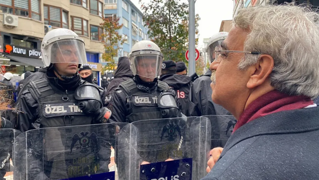 HDP Eş Genel Başkan Mithat Sancar Kadıköy'de kendi partisinin binasına alınmadı