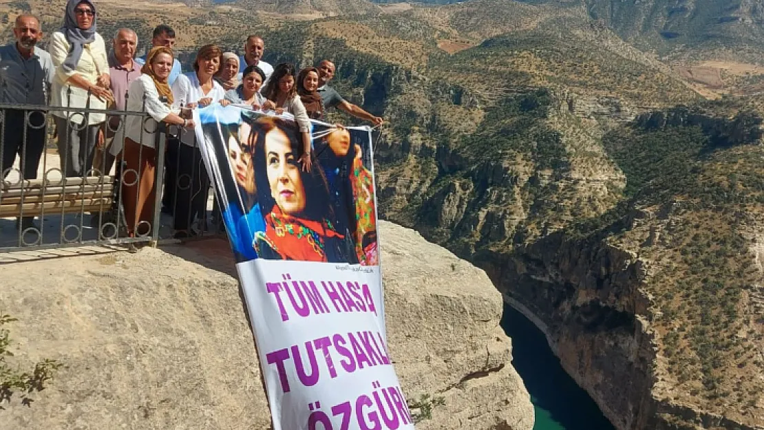 HDP Siirt Yönetimi Aysel Tuğluk için Delikli Taş'ta Pankart Açtı