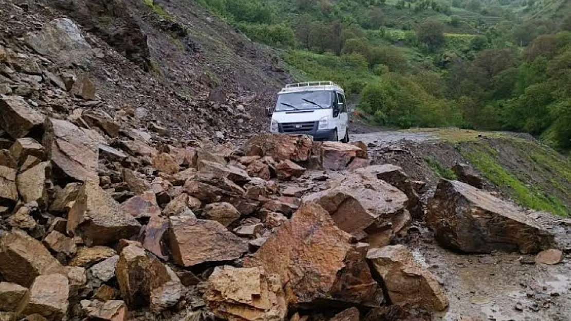 Heyelan nedeniyle kapanan köy yolu açıldı