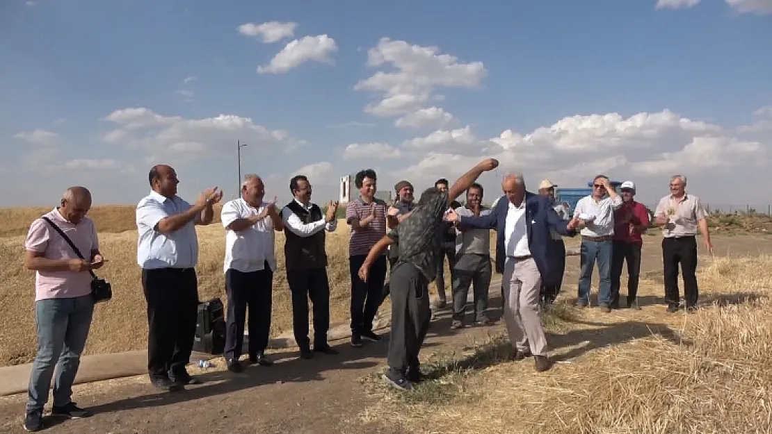 Hububat hasadını halaylarla kutlayan Siirtli çiftçiler bu yıl yaşanan kuraklık nedeniyle endişeli