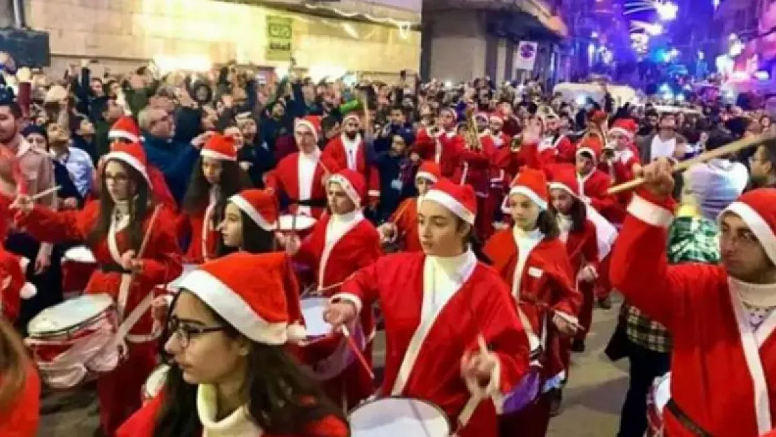 İç savaşın sürdüğü Suriye'de Noel vakti! Kutlama yapıyorlar