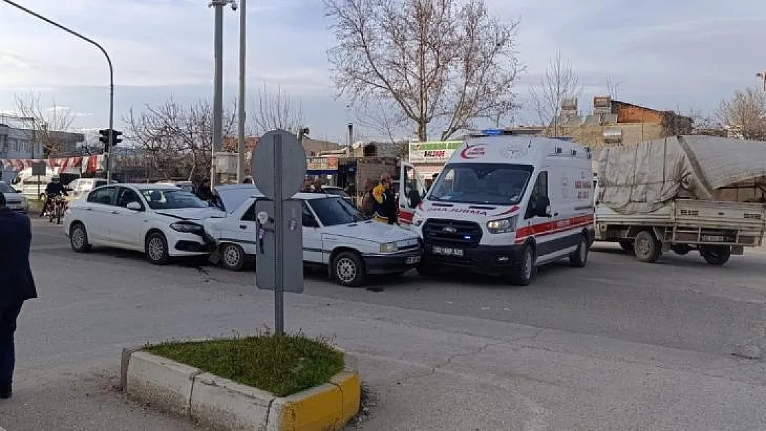 İki otomobil, bir ambulans çarpıştı: 1 yaralı