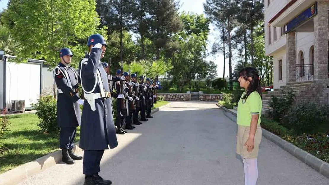 İl Jandarma Komutanı küçük Ada'yı tören mangası karşıladı