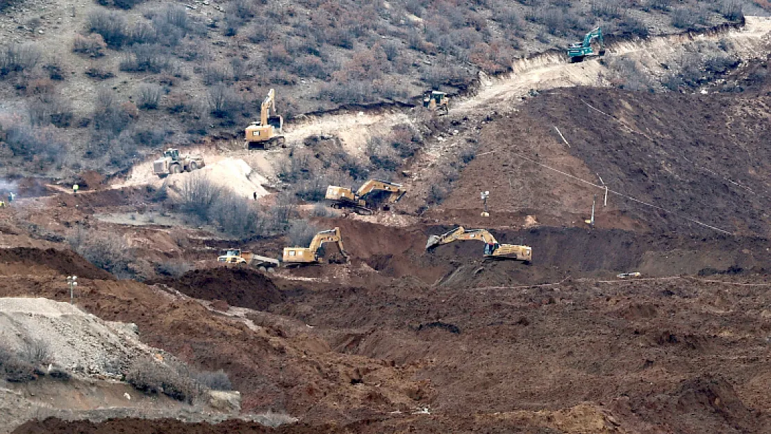 İliç'te toprak altından otomobil çıkarıldı: İçinden bir kişinin cesedi çıktı