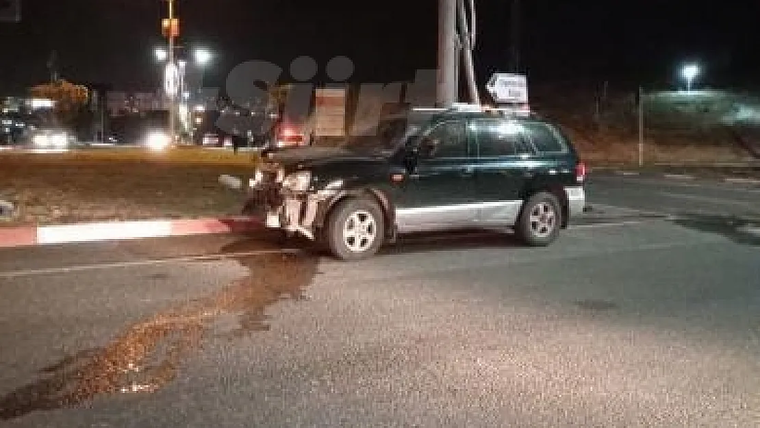 Siirt'te Kazaların Sıkça Yaşandığı Kavşakta 2 Araç Kafa Kafaya Çarpıştı