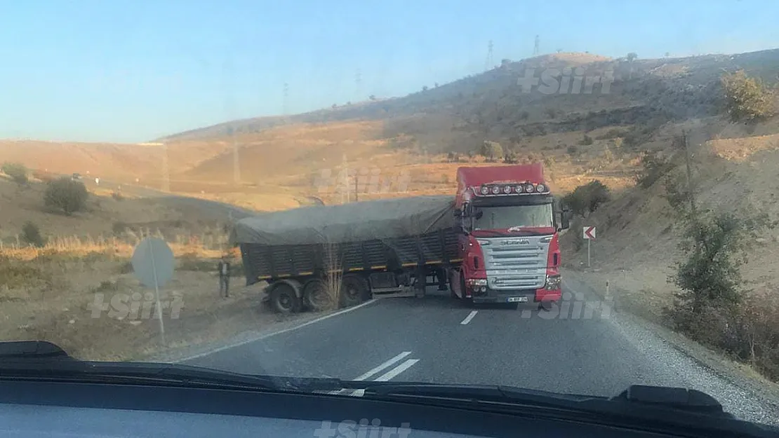 Siirt Şirvan Karayolunda Dönüş Almak İsteyen Tır Yolda Mahsur Kaldı