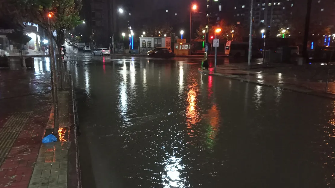 Siirt'te Sağanak Yağış İle Yollar Göle Döndü