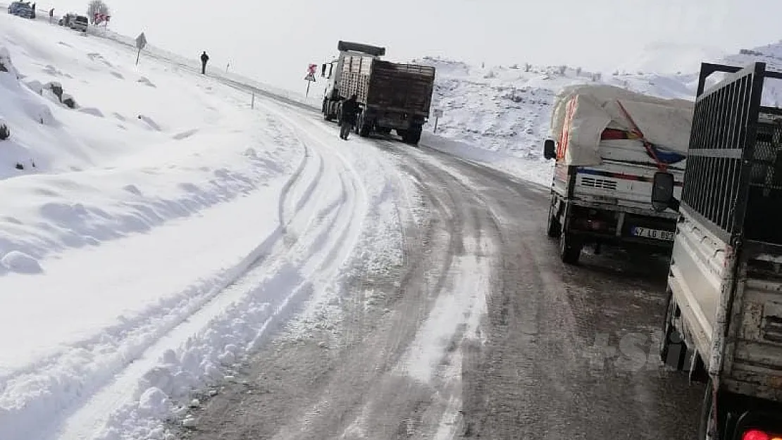 Siirt Şırnak Arasında Yoğun Kar Sürücüleri Yolda Bıraktı