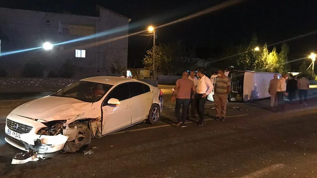 Siirt'te Minibüs Otomobile Arkadan Çarptı: 3 Yaralı